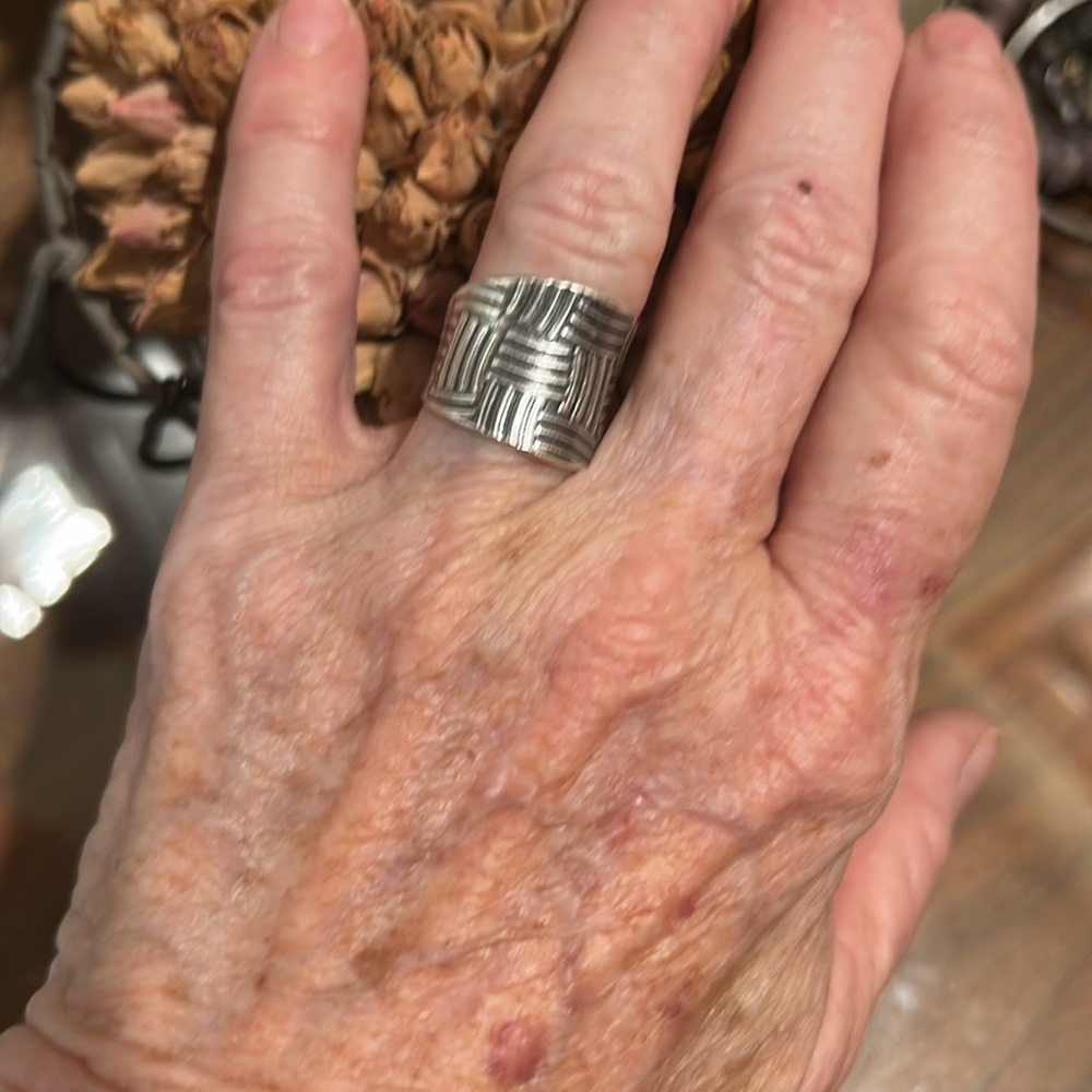 Elegant Silver Patterned Ring - image 3